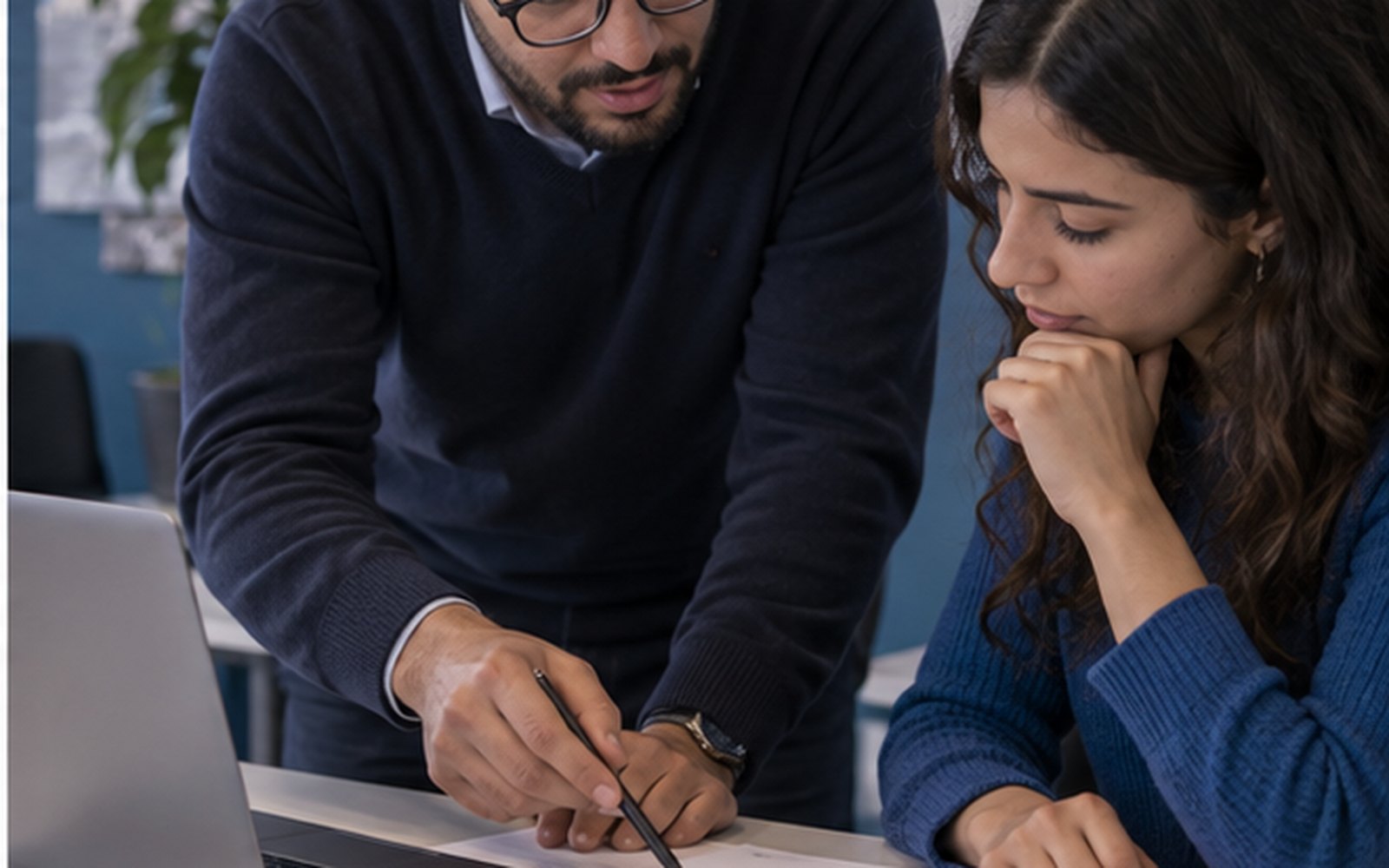 Formateur et stagiaire vérifiant des plans issus d’une maquette Revit
